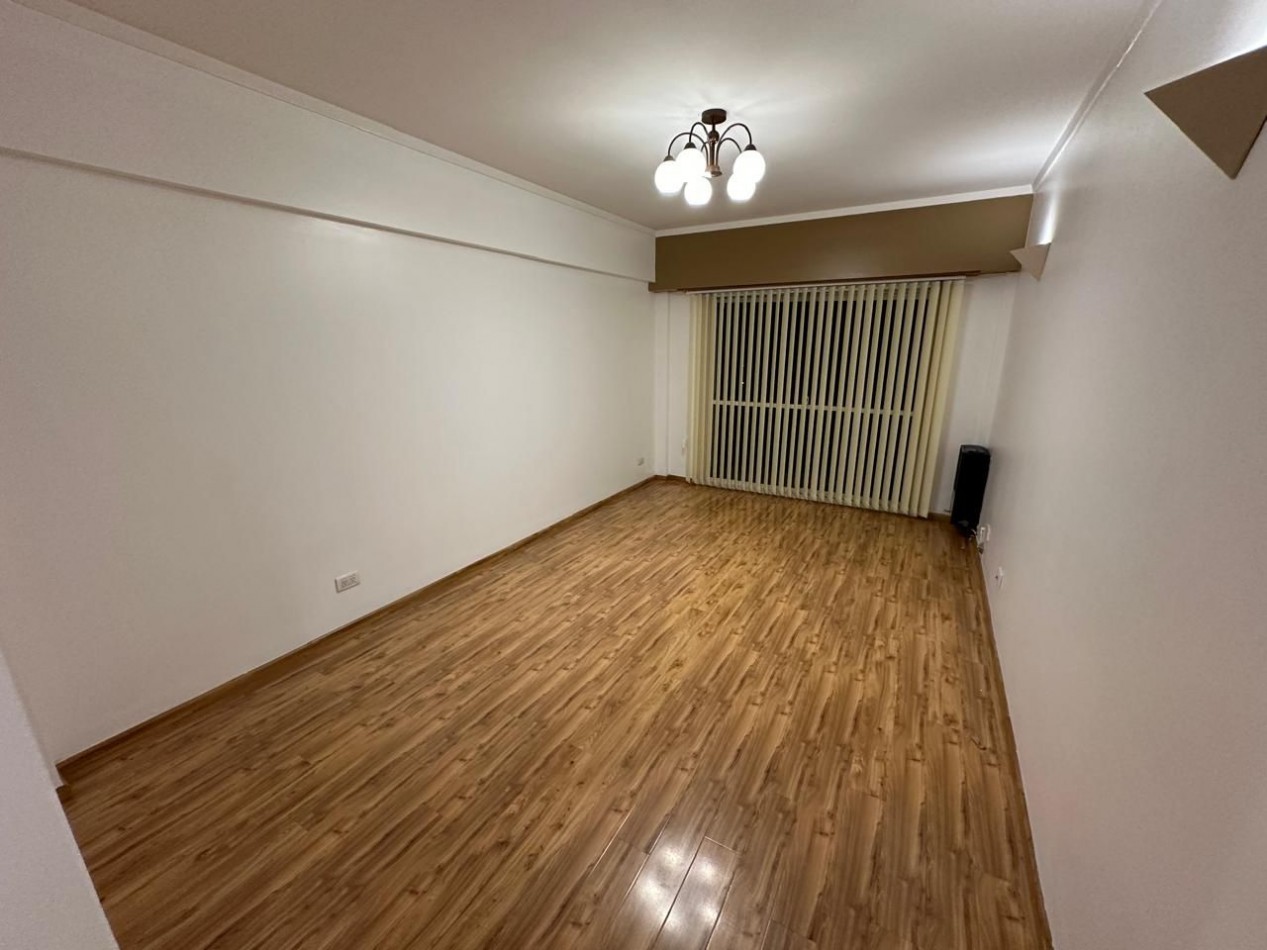 DEPARTAMENTO 3 AMB A LA CALLE CON BALCON Y COCHERA EN PLAZA MITRE. VENDE Y PERMUTA
