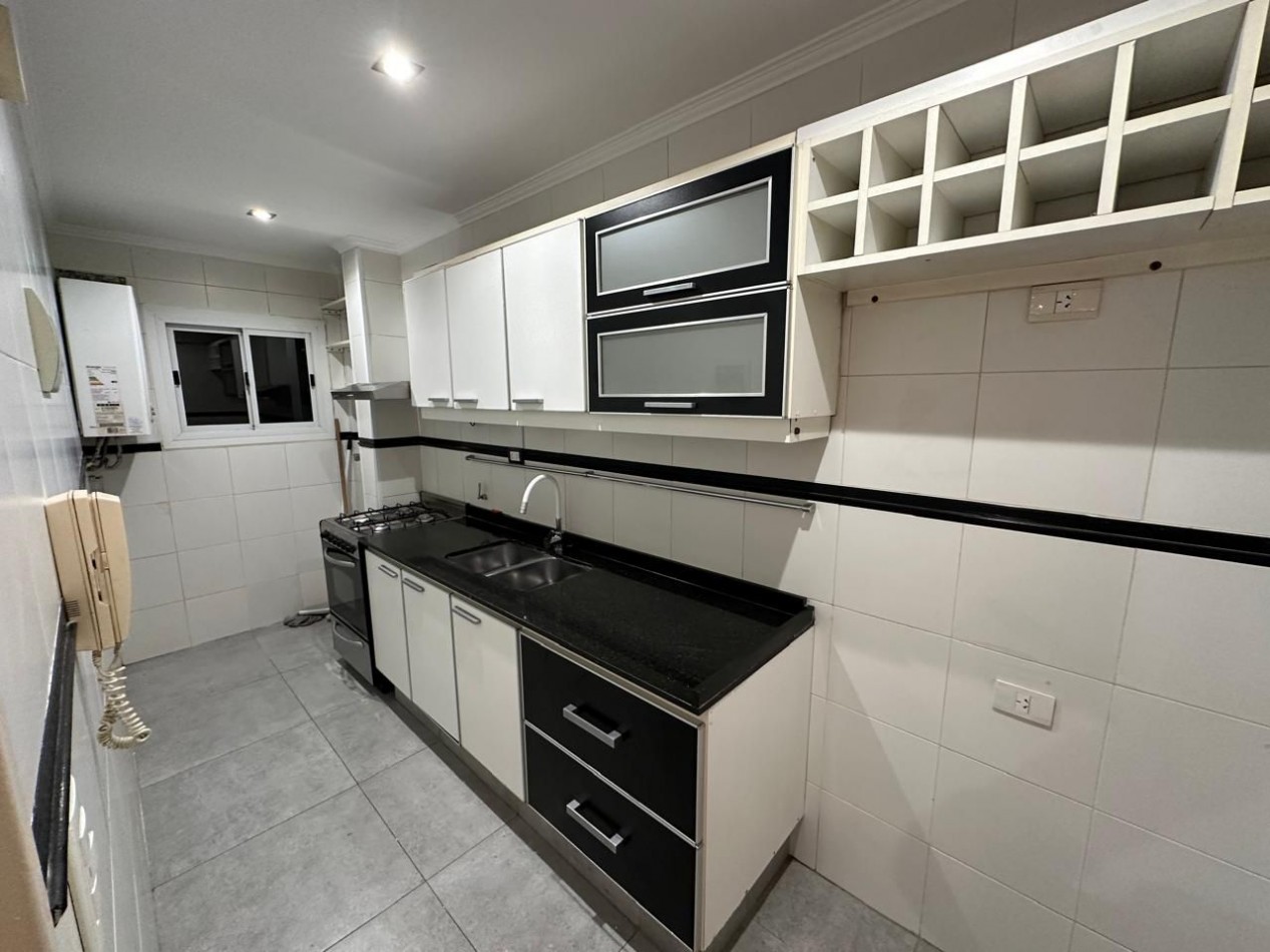 DEPARTAMENTO 3 AMB A LA CALLE CON BALCON Y COCHERA EN PLAZA MITRE. VENDE Y PERMUTA