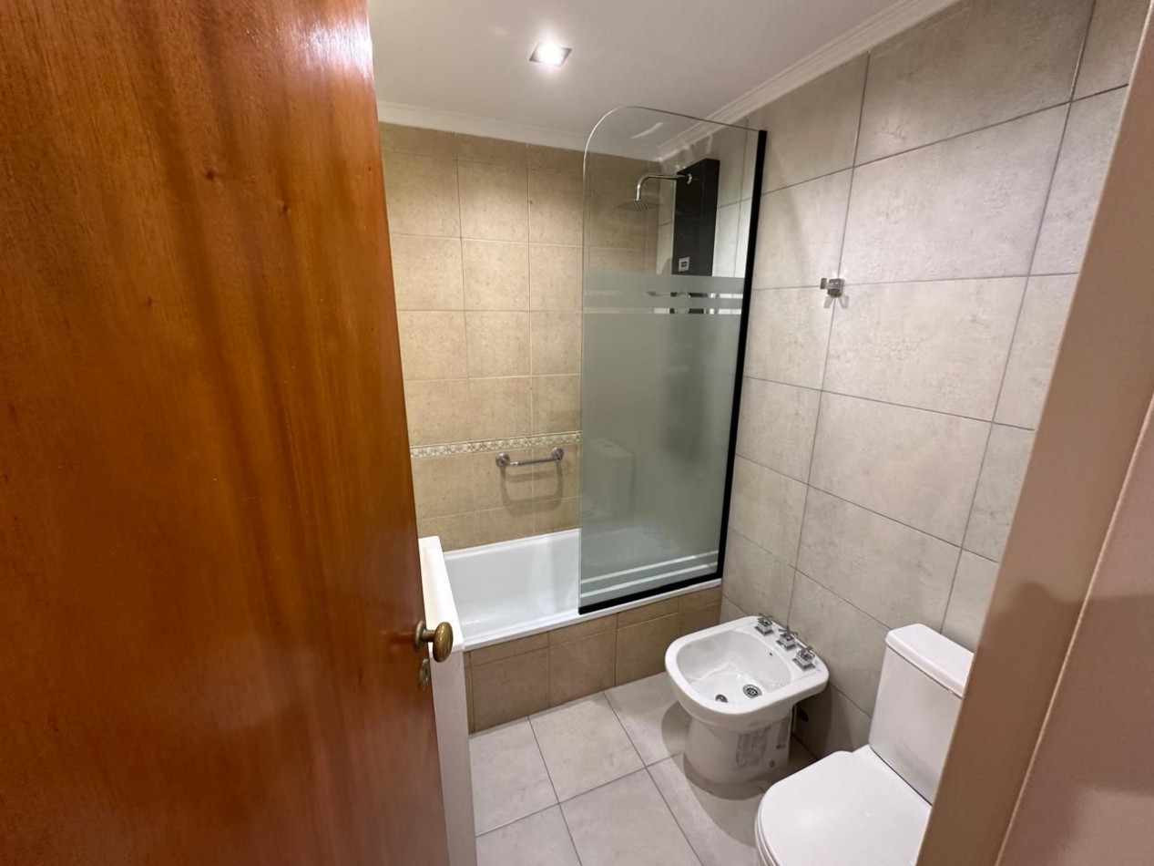 DEPARTAMENTO 3 AMB A LA CALLE CON BALCON Y COCHERA EN PLAZA MITRE. VENDE Y PERMUTA