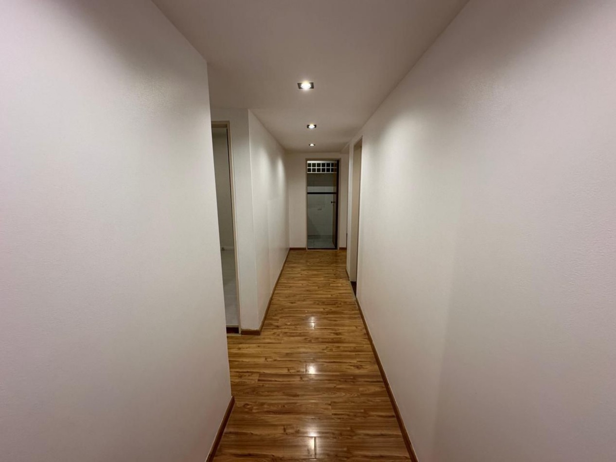 DEPARTAMENTO 3 AMB A LA CALLE CON BALCON Y COCHERA EN PLAZA MITRE. VENDE Y PERMUTA