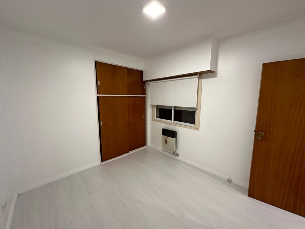 DEPARTAMENTO 3 AMB A LA CALLE CON BALCON Y COCHERA EN PLAZA MITRE. VENDE Y PERMUTA