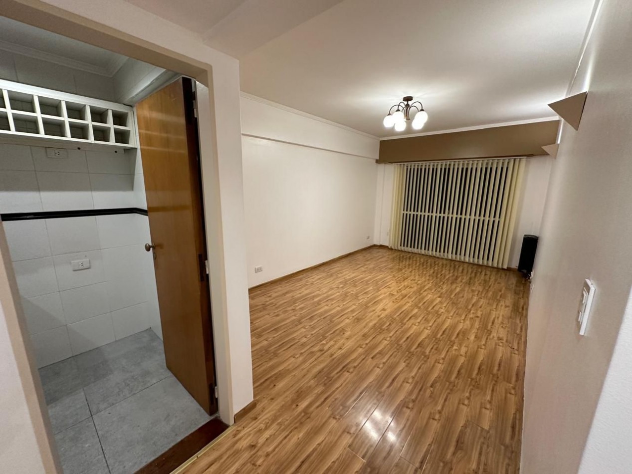 DEPARTAMENTO 3 AMB A LA CALLE CON BALCON Y COCHERA EN PLAZA MITRE. VENDE Y PERMUTA