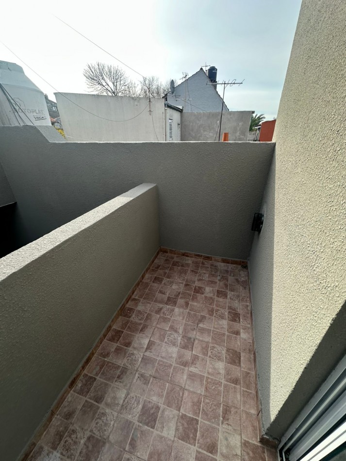 PH DE 2 AMB A LA CALLE EN 1ER. PISO POR ESCALERA CON BALCON TERRAZA, TODO RECICLADO