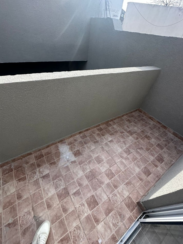 PH DE 2 AMB A LA CALLE EN 1ER. PISO POR ESCALERA CON BALCON TERRAZA, TODO RECICLADO