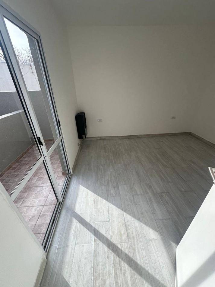 PH DE 2 AMB A LA CALLE EN 1ER. PISO POR ESCALERA CON BALCON TERRAZA, TODO RECICLADO