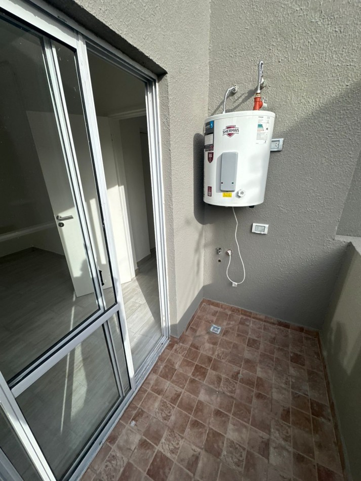 PH DE 2 AMB A LA CALLE EN 1ER. PISO POR ESCALERA CON BALCON TERRAZA, TODO RECICLADO