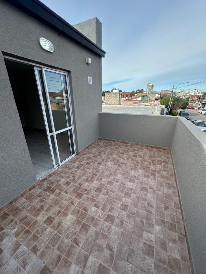 PH DE 2 AMB A LA CALLE EN 1ER. PISO POR ESCALERA CON BALCON TERRAZA, TODO RECICLADO