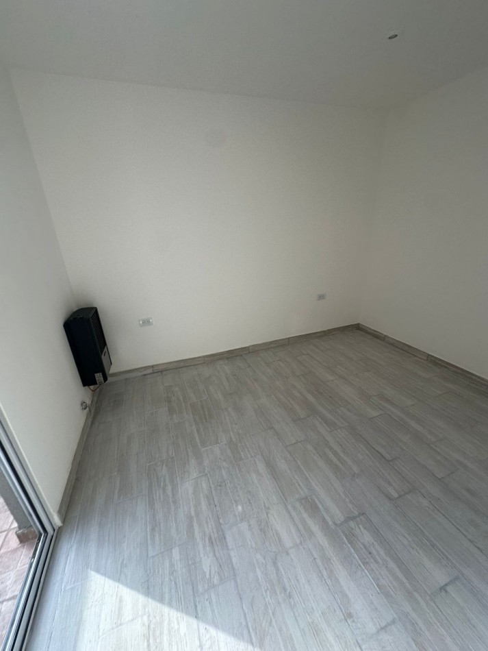 PH DE 2 AMB A LA CALLE EN 1ER. PISO POR ESCALERA CON BALCON TERRAZA, TODO RECICLADO
