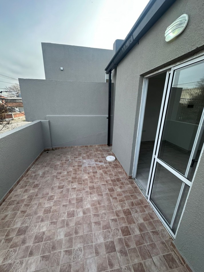 PH DE 2 AMB A LA CALLE EN 1ER. PISO POR ESCALERA CON BALCON TERRAZA, TODO RECICLADO