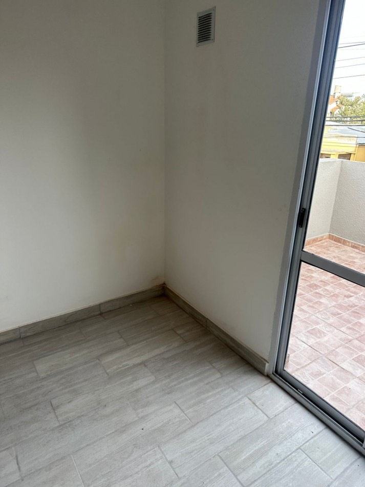 PH DE 2 AMB A LA CALLE EN 1ER. PISO POR ESCALERA CON BALCON TERRAZA, TODO RECICLADO
