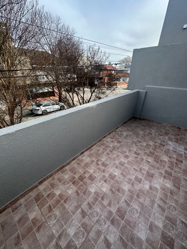 PH DE 2 AMB A LA CALLE EN 1ER. PISO POR ESCALERA CON BALCON TERRAZA, TODO RECICLADO