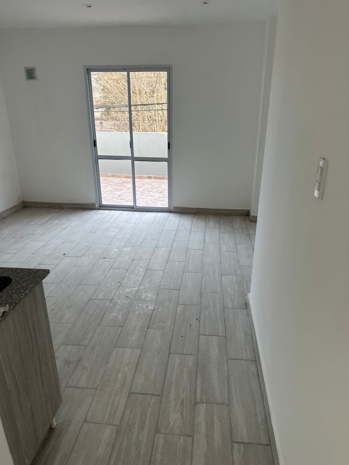 PH DE 2 AMB A LA CALLE EN 1ER. PISO POR ESCALERA CON BALCON TERRAZA, TODO RECICLADO