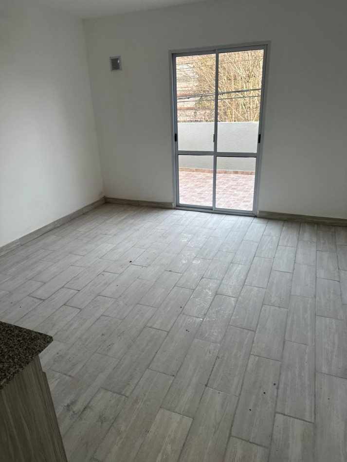 PH DE 2 AMB A LA CALLE EN 1ER. PISO POR ESCALERA CON BALCON TERRAZA, TODO RECICLADO