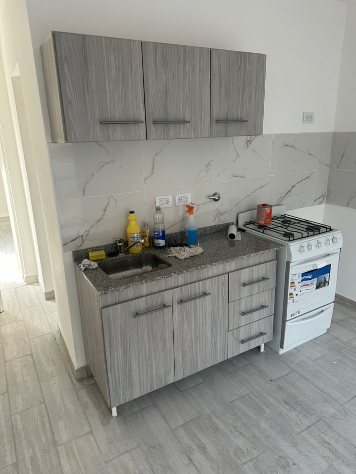PH DE 2 AMB A LA CALLE EN 1ER. PISO POR ESCALERA CON BALCON TERRAZA, TODO RECICLADO