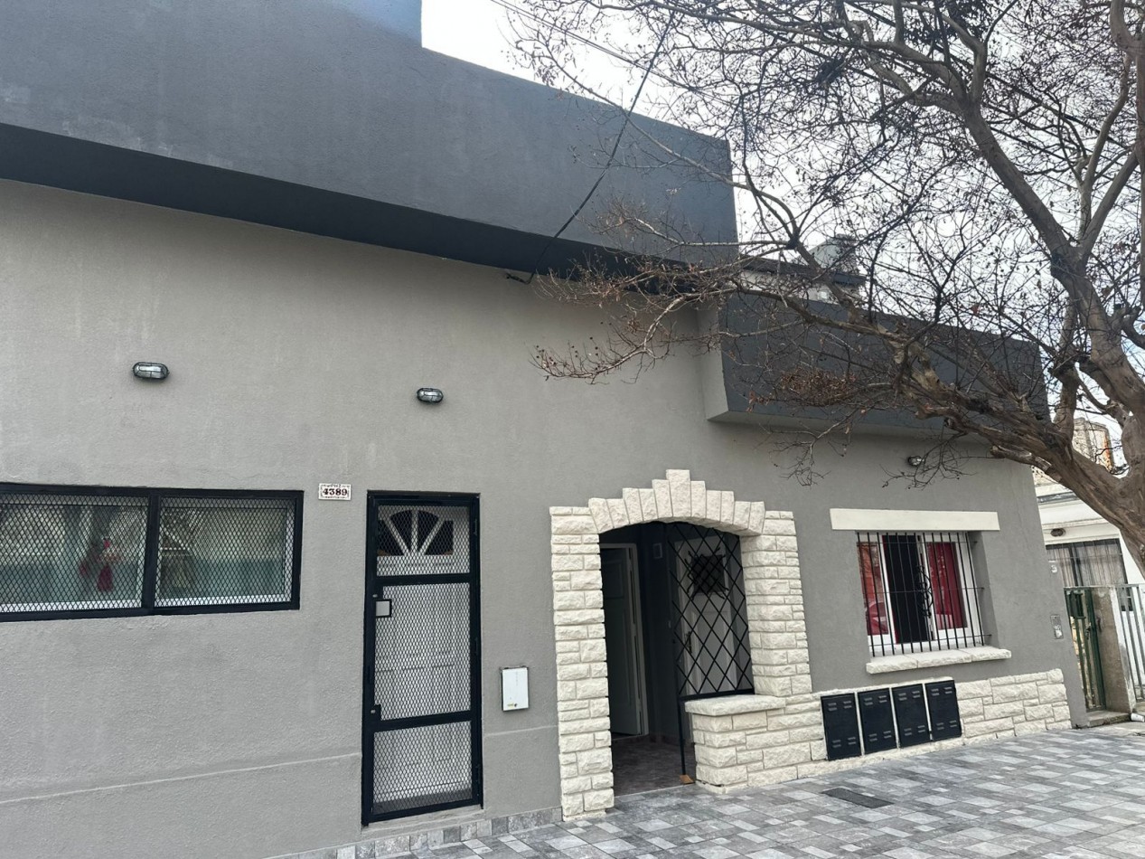 PH DE 2 AMB A LA CALLE EN 1ER. PISO POR ESCALERA CON BALCON TERRAZA, TODO RECICLADO