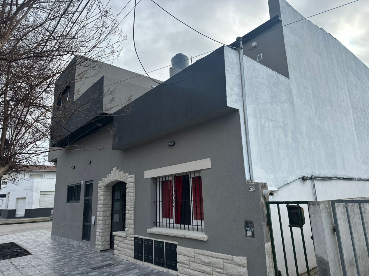 PH DE 2 AMB A LA CALLE EN 1ER. PISO POR ESCALERA CON BALCON TERRAZA, TODO RECICLADO