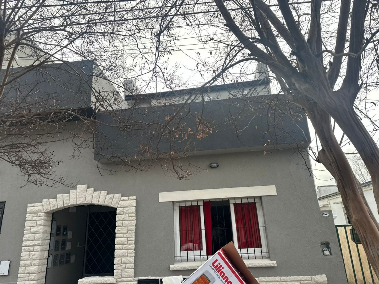 PH DE 2 AMB A LA CALLE EN 1ER. PISO POR ESCALERA CON BALCON TERRAZA, TODO RECICLADO
