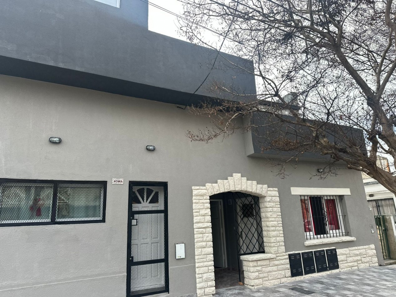 PH DE 2 AMB A LA CALLE EN 1ER. PISO POR ESCALERA CON BALCON TERRAZA, TODO RECICLADO