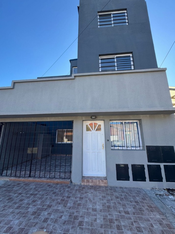 PH  2 AMBIENTES EN PLANTA BAJA AL FRENTE, CON PATIO CON ESPACIO PARA VEHICULO PEQUEÑO