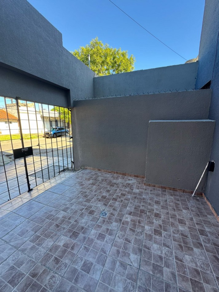 PH  2 AMBIENTES EN PLANTA BAJA AL FRENTE, CON PATIO CON ESPACIO PARA VEHICULO PEQUEÑO