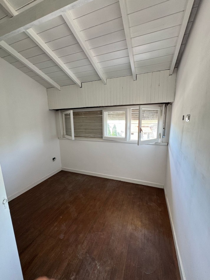 PH DE 3 AMBIENTES A LA CALLE EN 1ER. PISO POR ESCALERA, TODO RECICLADO EN VILLA PRIMERA