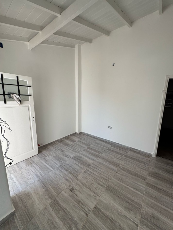 PH DE 3 AMBIENTES A LA CALLE EN 1ER. PISO POR ESCALERA, TODO RECICLADO EN VILLA PRIMERA