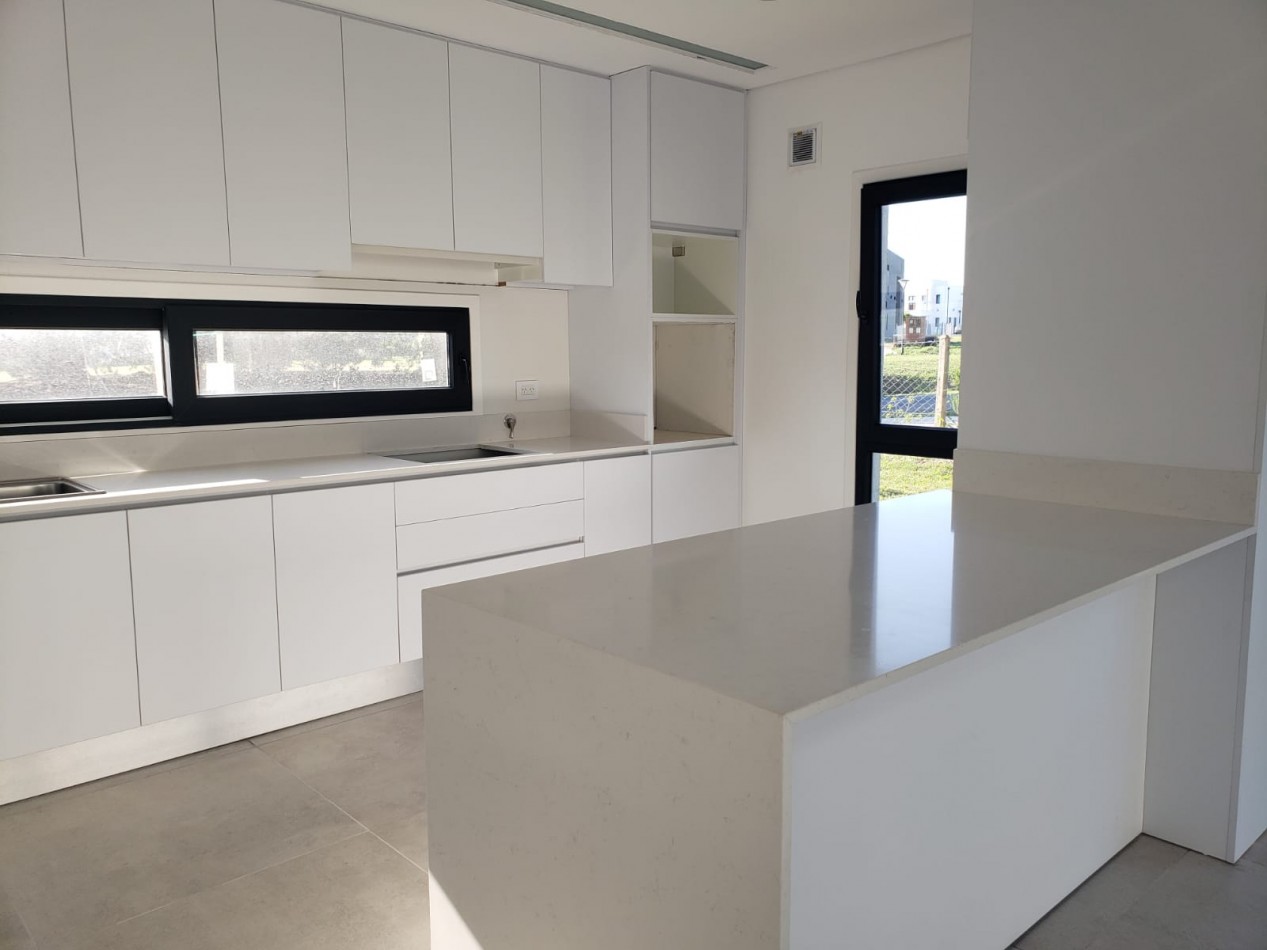CHALET DE 4 AMBIENTES DE CATEGORIA EN RUMENCO JOVEN A ESTRENAR, VENDE Y PERMUTA