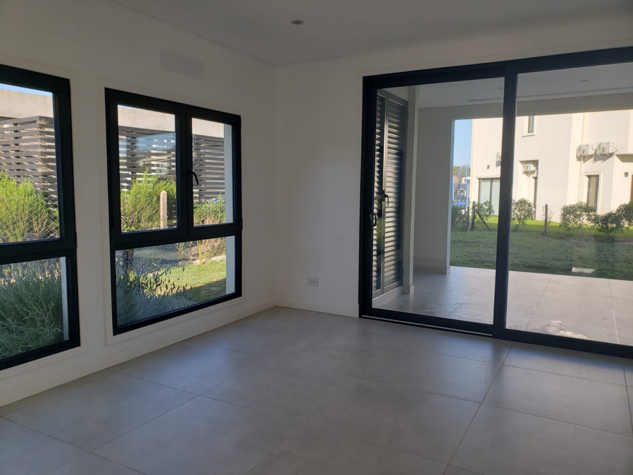CHALET DE 4 AMBIENTES DE CATEGORIA EN RUMENCO JOVEN A ESTRENAR, VENDE Y PERMUTA