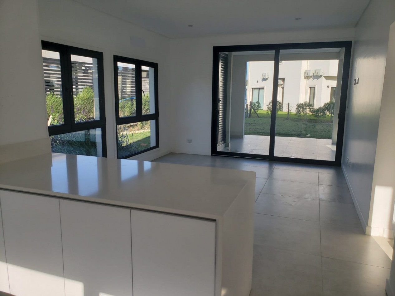 CHALET DE 4 AMBIENTES DE CATEGORIA EN RUMENCO JOVEN A ESTRENAR, VENDE Y PERMUTA