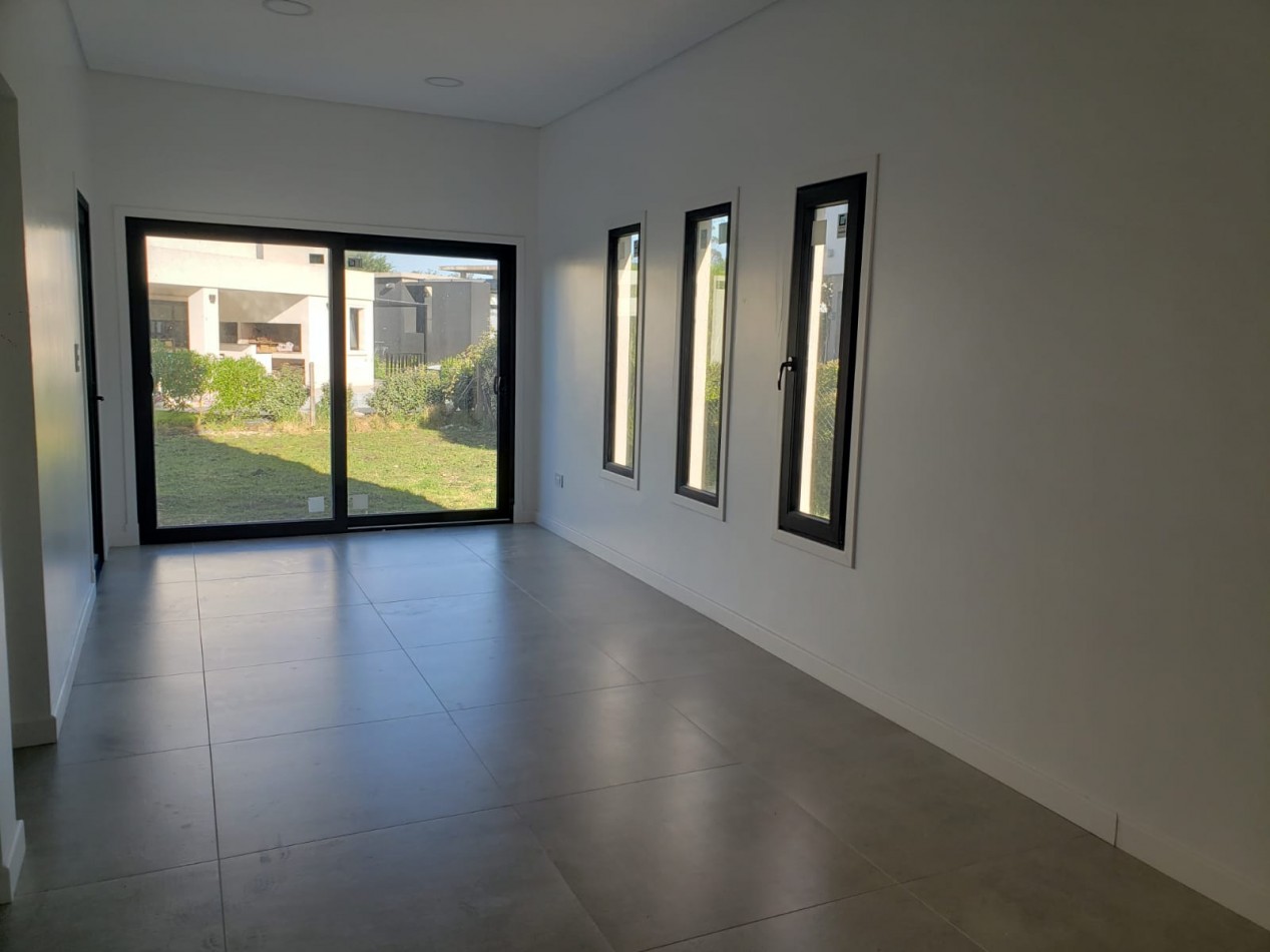 CHALET DE 4 AMBIENTES DE CATEGORIA EN RUMENCO JOVEN A ESTRENAR, VENDE Y PERMUTA