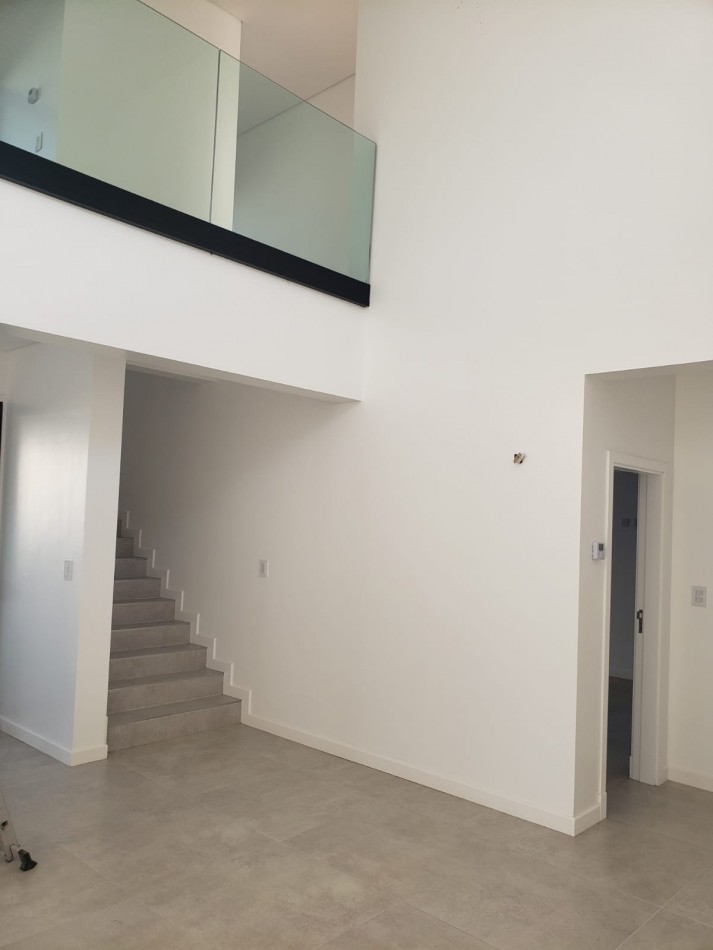 CHALET DE 4 AMBIENTES DE CATEGORIA EN RUMENCO JOVEN A ESTRENAR, VENDE Y PERMUTA