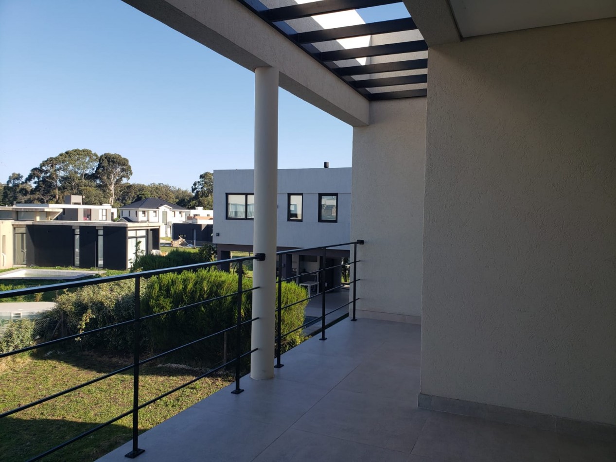 CHALET DE 4 AMBIENTES DE CATEGORIA EN RUMENCO JOVEN A ESTRENAR, VENDE Y PERMUTA