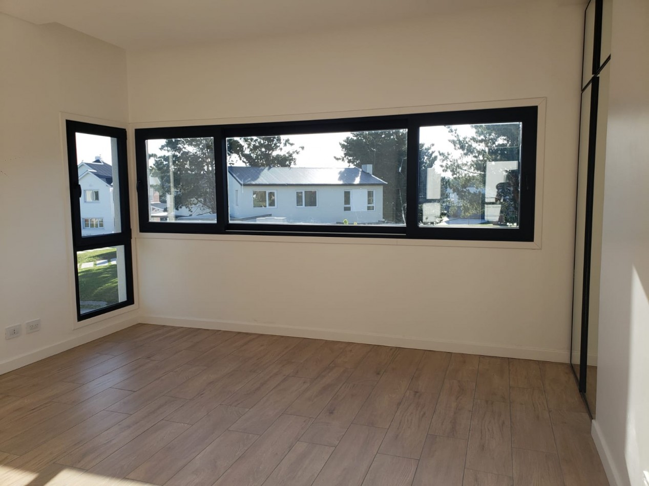 CHALET DE 4 AMBIENTES DE CATEGORIA EN RUMENCO JOVEN A ESTRENAR, VENDE Y PERMUTA