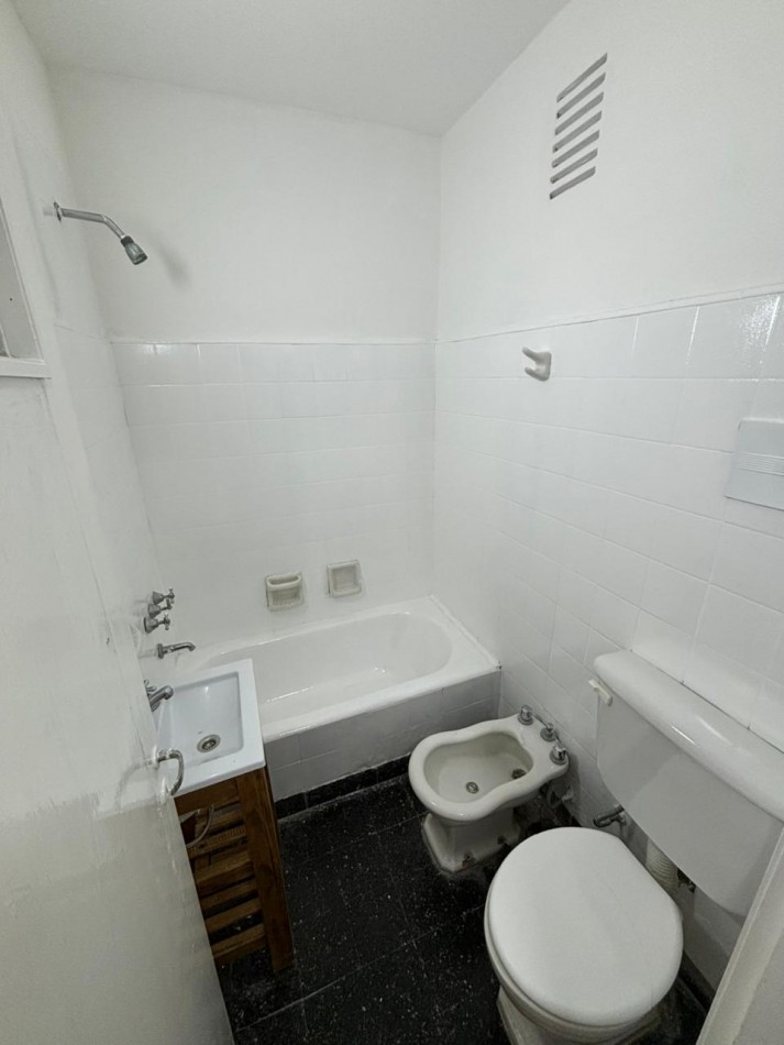DEPARTAMENTO 2 AMBIENTES CON BALCON A LA CALLE, PATIO Y DEPENDENCIA  DE SERVICIO EN ALDREY