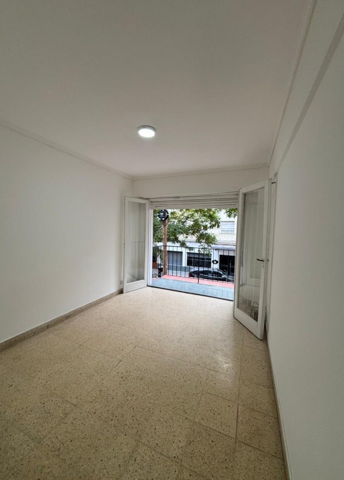 DEPARTAMENTO 2 AMBIENTES CON BALCON A LA CALLE, PATIO Y DEPENDENCIA  DE SERVICIO EN ALDREY