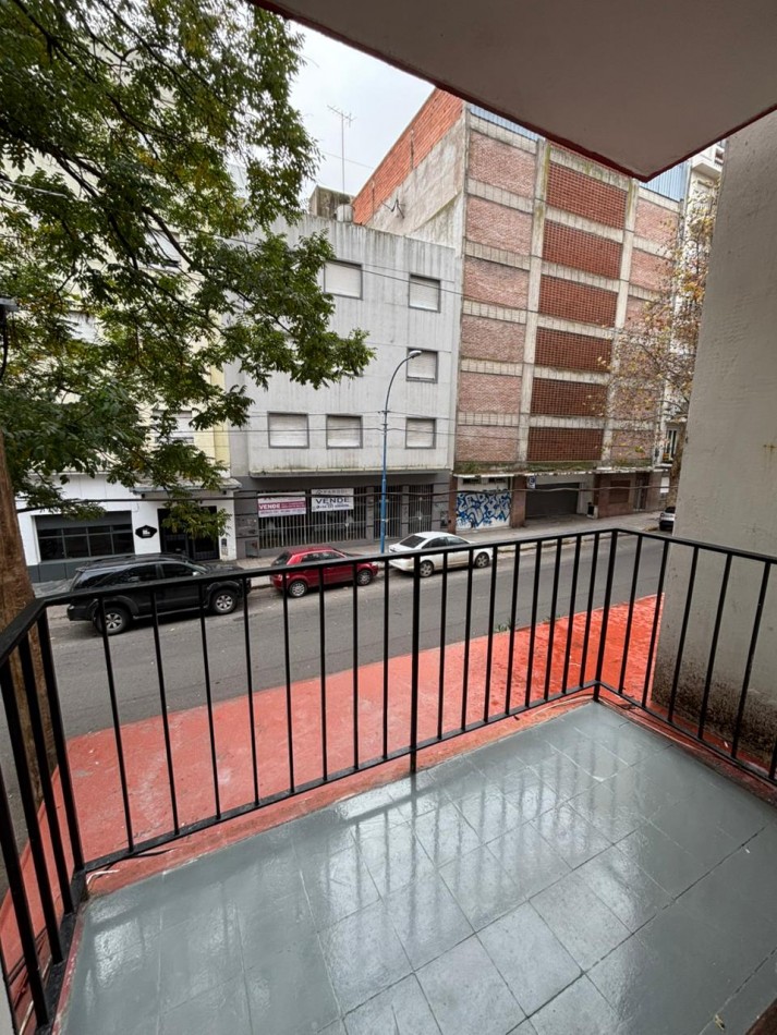 DEPARTAMENTO 2 AMBIENTES CON BALCON A LA CALLE, PATIO Y DEPENDENCIA  DE SERVICIO EN ALDREY