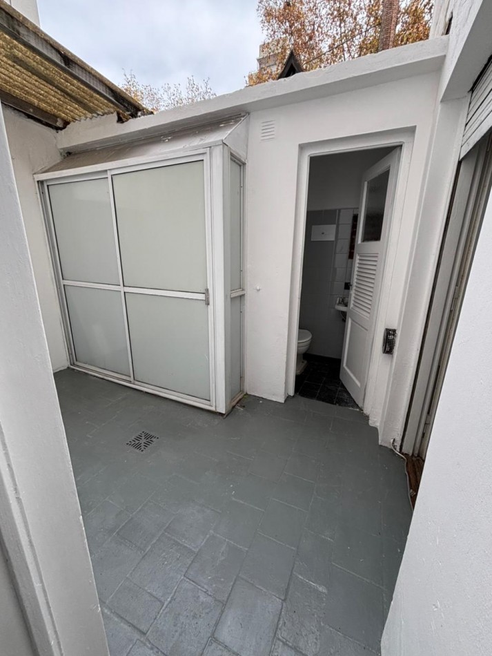 DEPARTAMENTO 2 AMBIENTES CON BALCON A LA CALLE, PATIO Y DEPENDENCIA  DE SERVICIO EN ALDREY