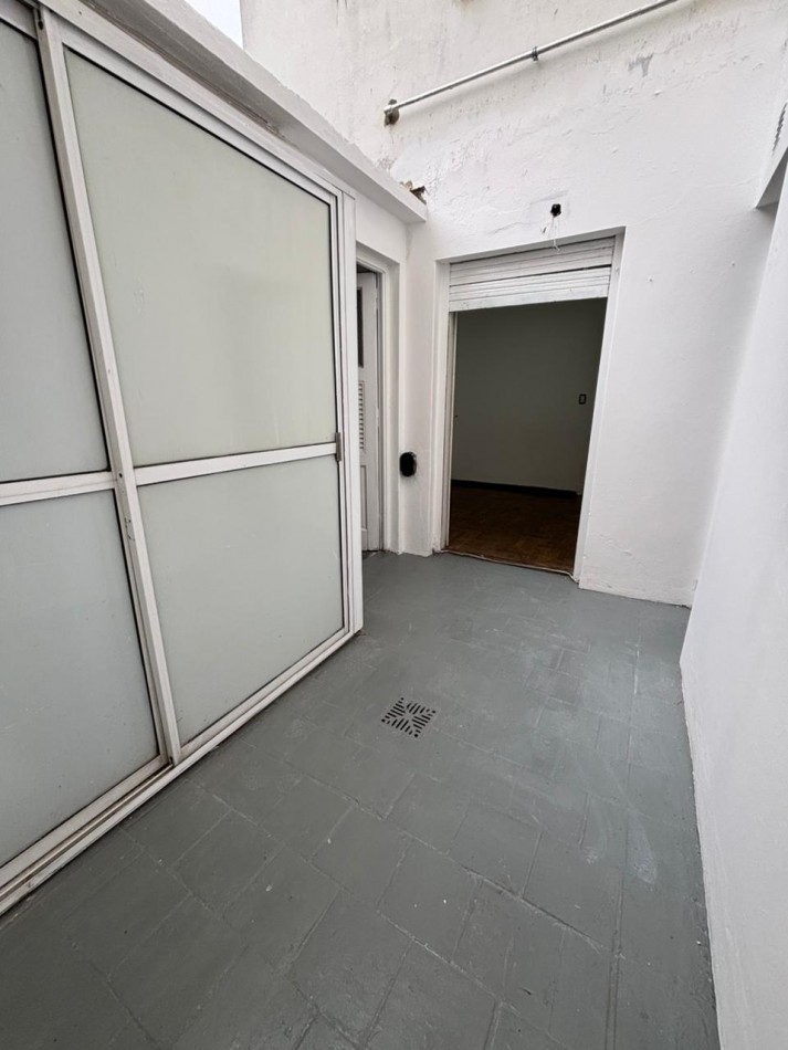 DEPARTAMENTO 2 AMBIENTES CON BALCON A LA CALLE, PATIO Y DEPENDENCIA  DE SERVICIO EN ALDREY