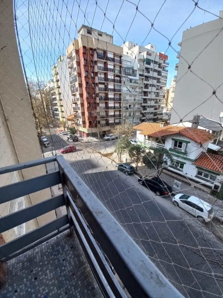 DEPARTAMENTO 2 AMB CON BALCON A LA CALLE EN ALDREY, A 300 MTS. DE LA PLAYA. APTO CREDITO