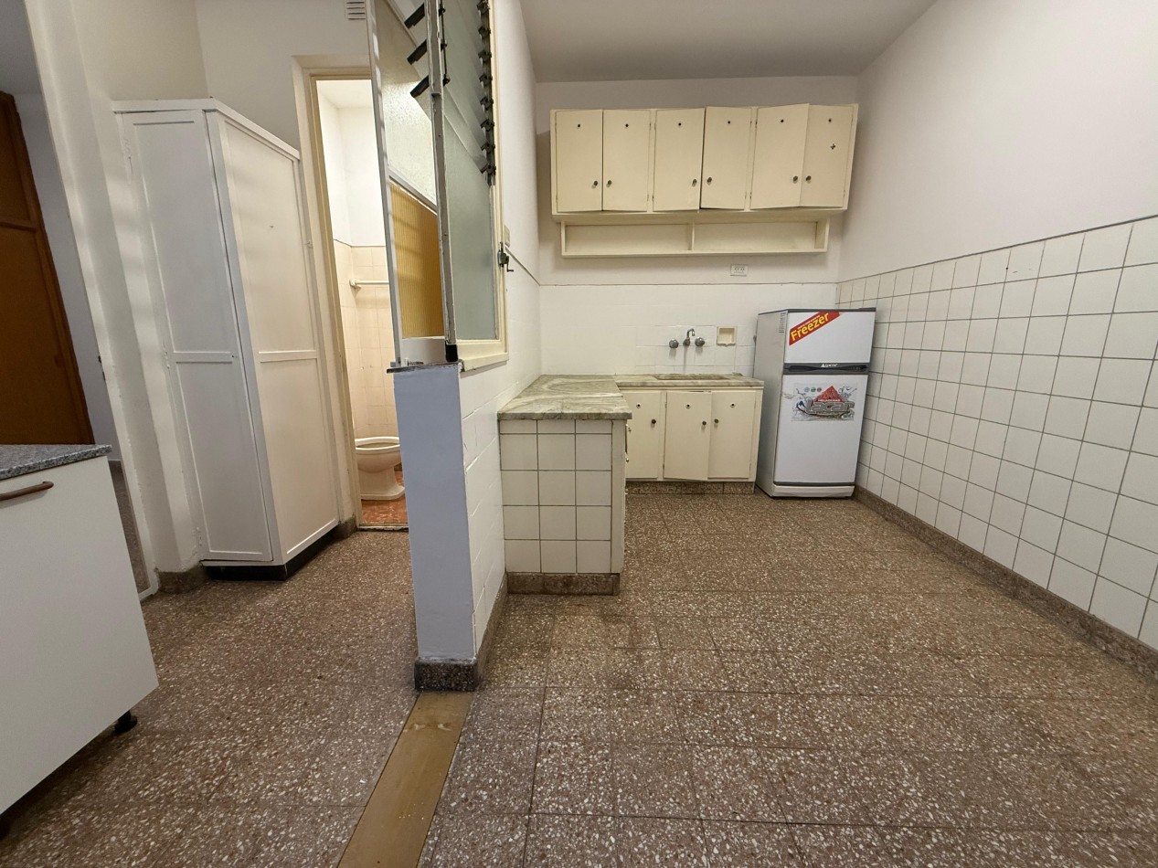 DEPARTAMENTO 3 AMBIENTES CON DEPENDENCIA AL CONTRAFRENTE VENDE Y PERMUTA EN EL CENTRO