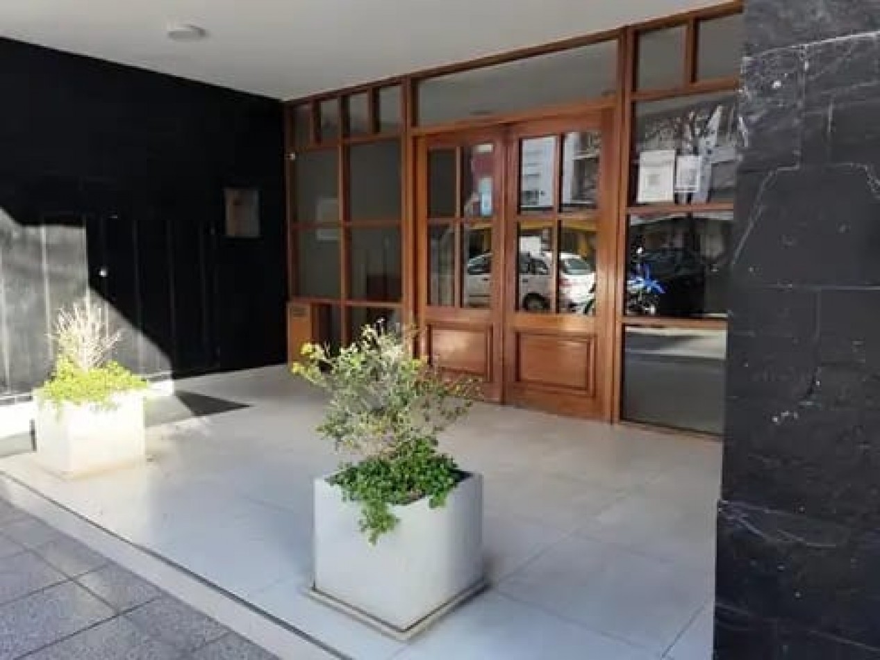 MONOAMBIENTE A LA CALLE CON BALCON, TOTALMENTE RECICLADO A NUEVO EN PLAZA MITRE   . APTO CREDITO