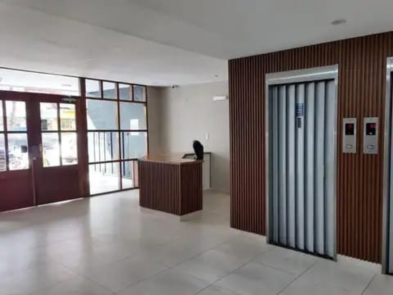 MONOAMBIENTE A LA CALLE CON BALCON, TOTALMENTE RECICLADO A NUEVO EN PLAZA MITRE   . APTO CREDITO