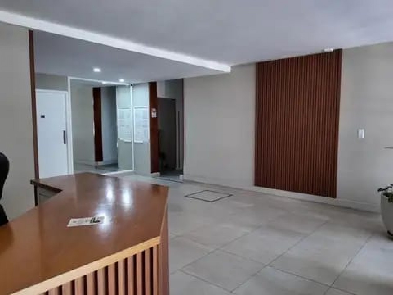 MONOAMBIENTE A LA CALLE CON BALCON, TOTALMENTE RECICLADO A NUEVO EN PLAZA MITRE   . APTO CREDITO