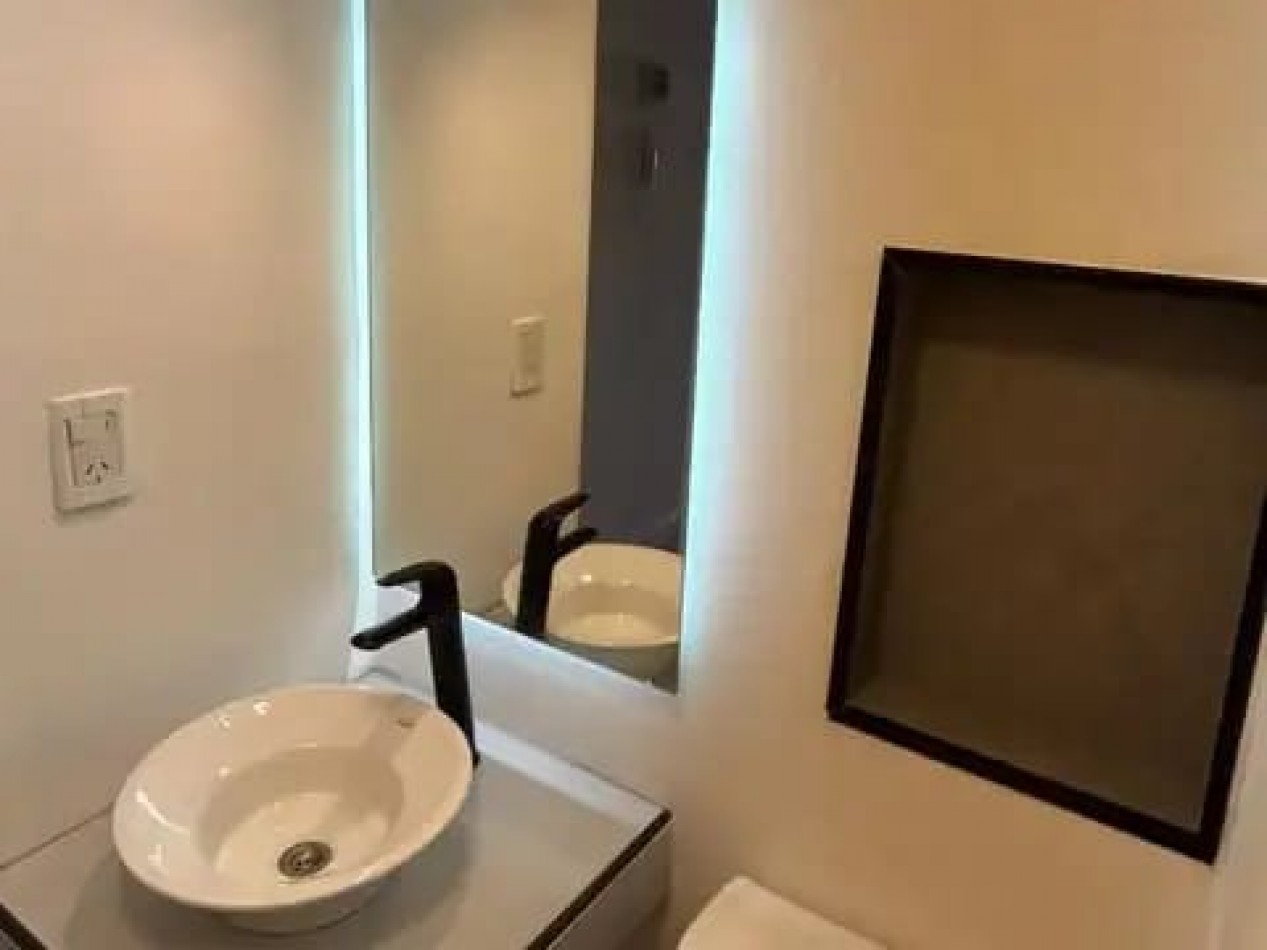 MONOAMBIENTE A LA CALLE CON BALCON, TOTALMENTE RECICLADO A NUEVO EN PLAZA MITRE   . APTO CREDITO