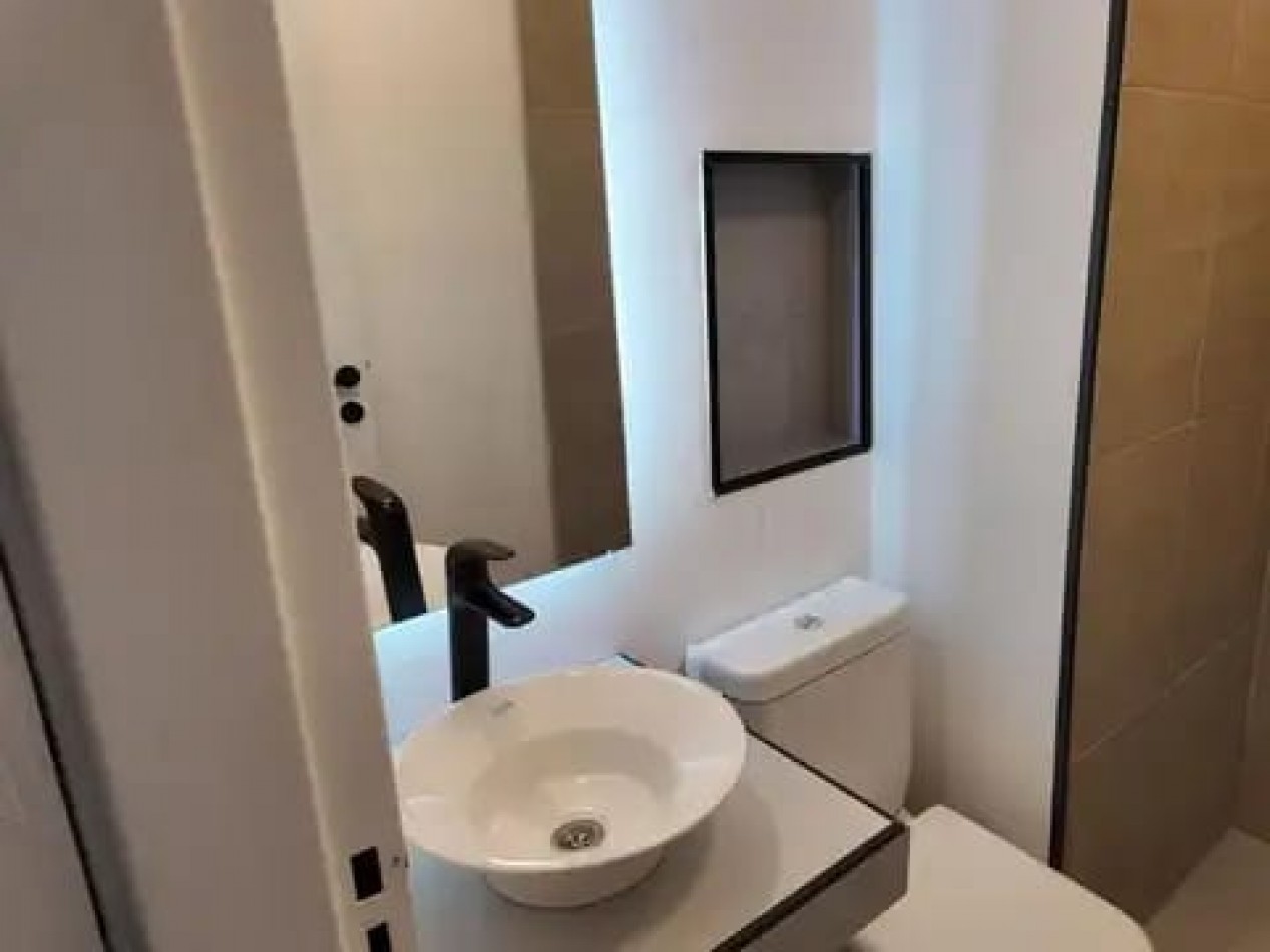 MONOAMBIENTE A LA CALLE CON BALCON, TOTALMENTE RECICLADO A NUEVO EN PLAZA MITRE   . APTO CREDITO