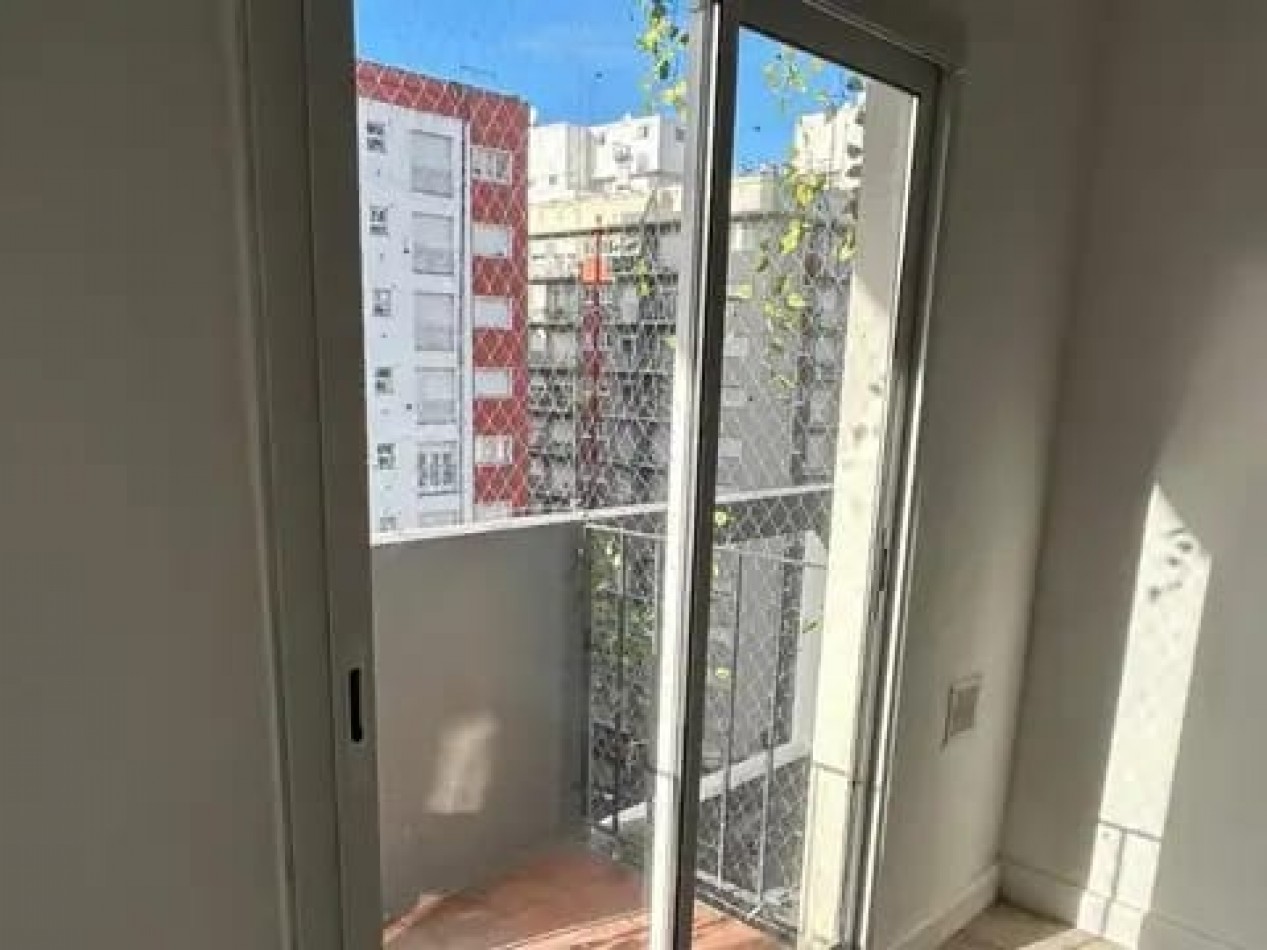 MONOAMBIENTE A LA CALLE CON BALCON, TOTALMENTE RECICLADO A NUEVO EN PLAZA MITRE   . APTO CREDITO
