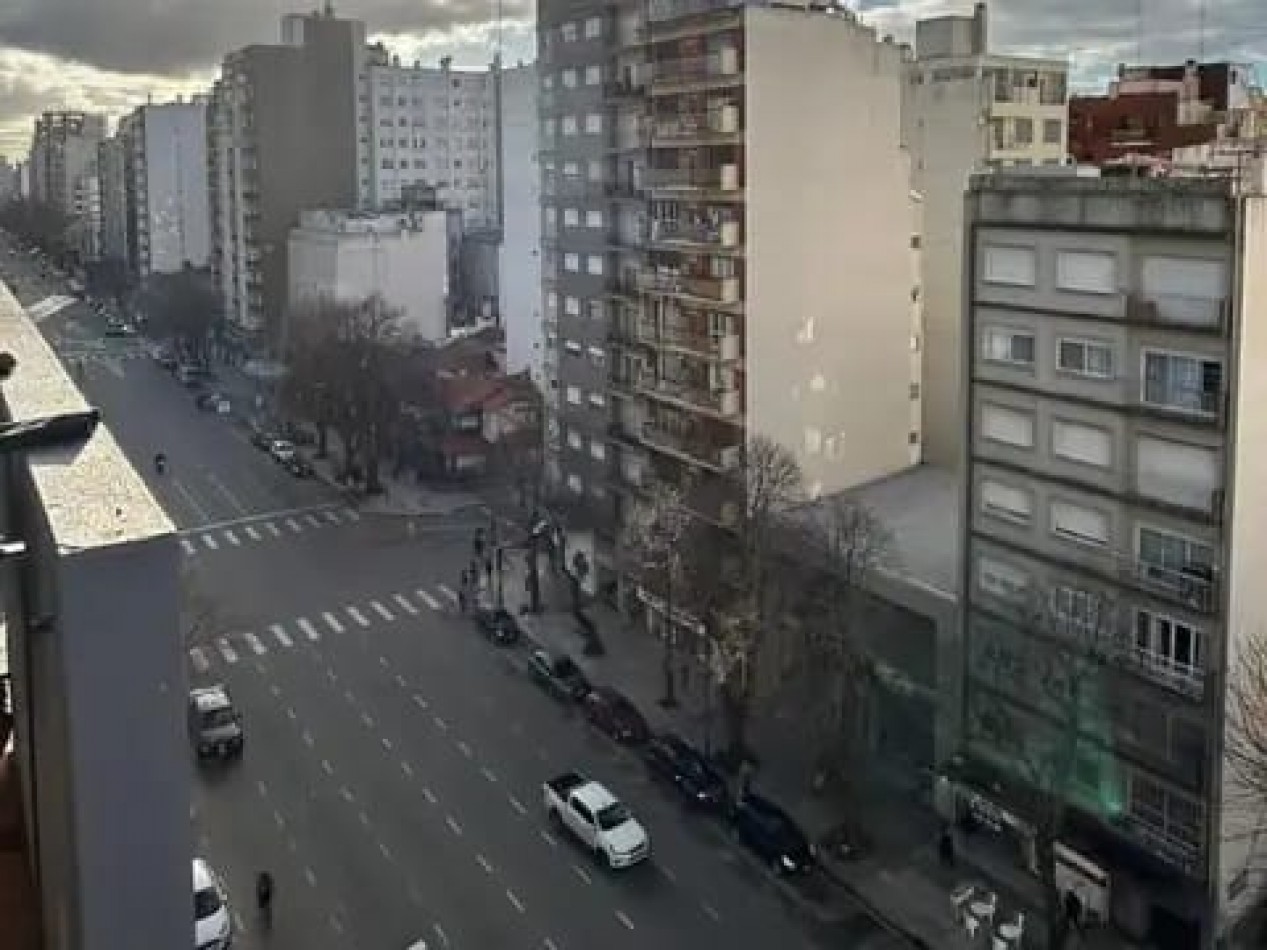 MONOAMBIENTE A LA CALLE CON BALCON, TOTALMENTE RECICLADO A NUEVO EN PLAZA MITRE   . APTO CREDITO