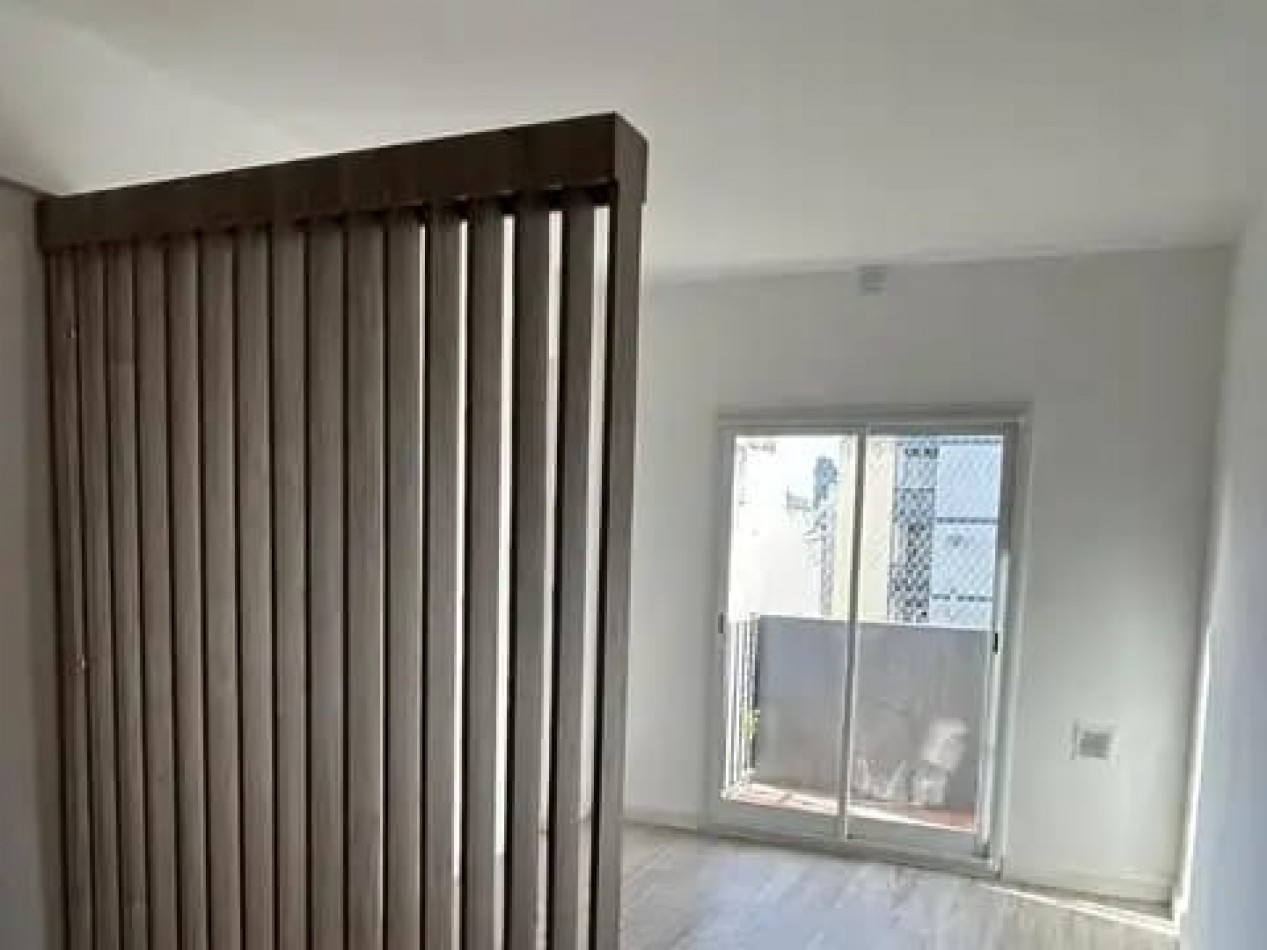 MONOAMBIENTE A LA CALLE CON BALCON, TOTALMENTE RECICLADO A NUEVO EN PLAZA MITRE   . APTO CREDITO