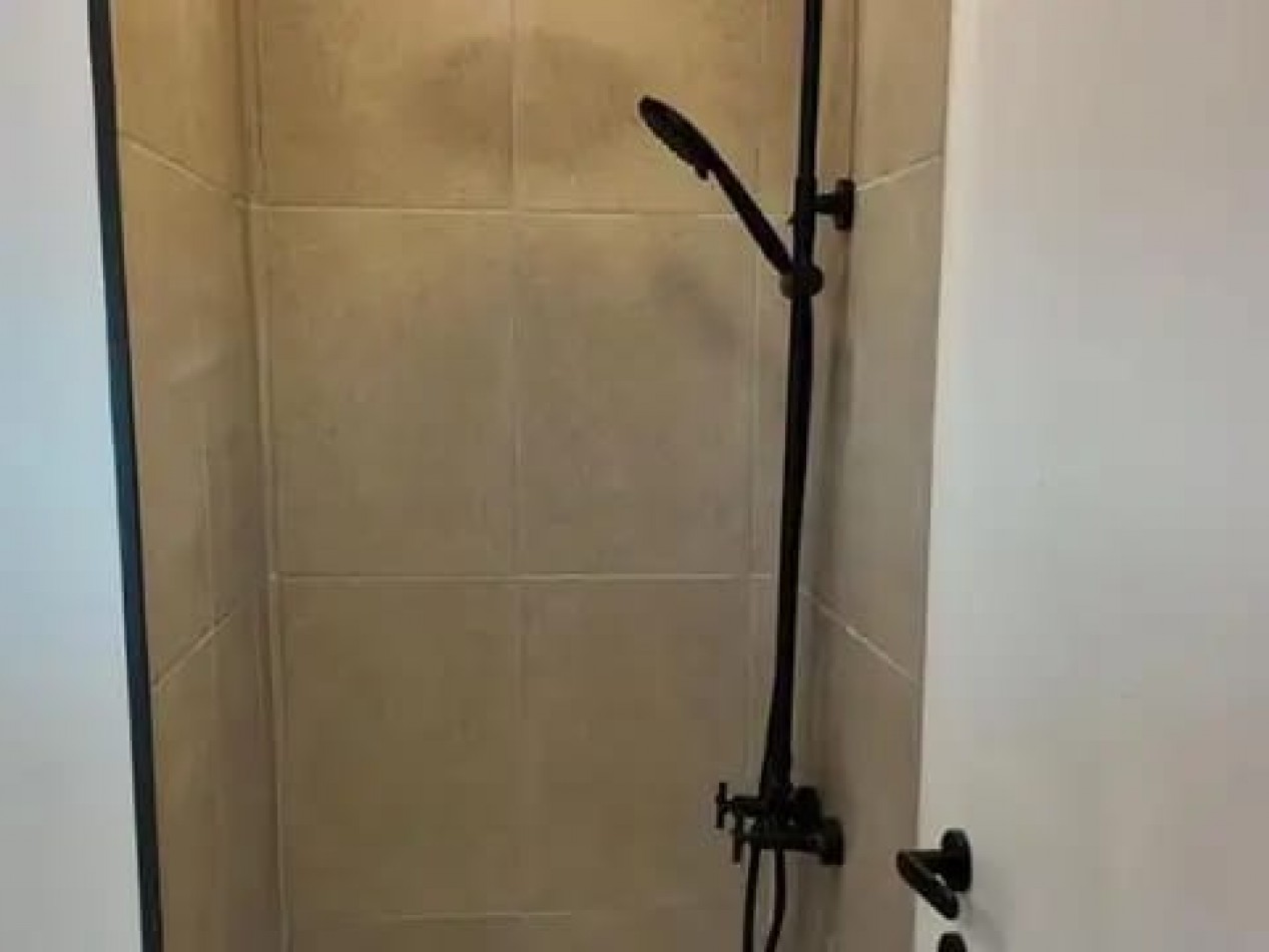 MONOAMBIENTE A LA CALLE CON BALCON, TOTALMENTE RECICLADO A NUEVO EN PLAZA MITRE   . APTO CREDITO