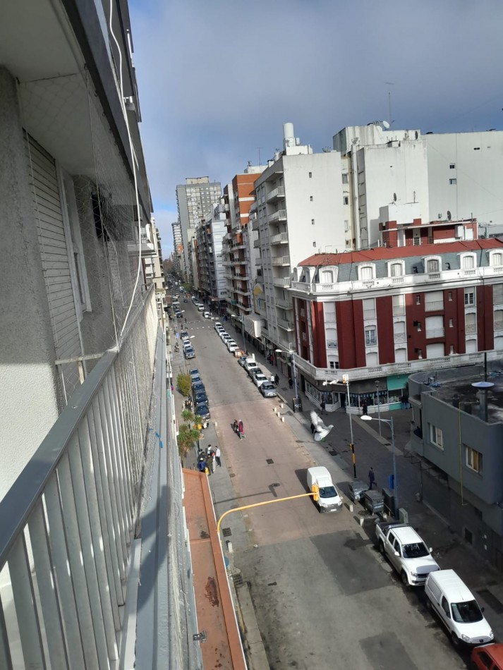 DEPARTAMENTO 2 AMBIENTES EXTERNO CON BALCON SALIENTE EN EL CENTRO